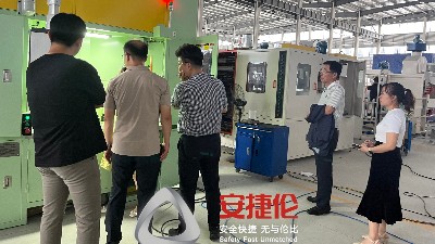 韓國橡膠減震客戶到訪參觀滾噴機(jī)噴膠機(jī)和試機(jī)打樣