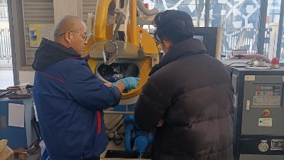 油封噴涂客戶到訪考察油封自動滾噴機 產(chǎn)品打樣