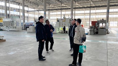 電池蓋帽客戶來訪考察鏈?zhǔn)絿娔z機、滾噴設(shè)備