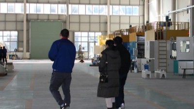 浙江汽車零部件客戶來訪 考察橡膠減震自動噴膠機滾噴機等設(shè)備