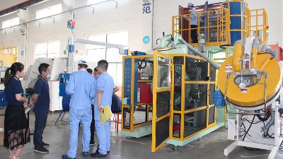 浙江客戶來(lái)訪驗(yàn)收自動(dòng)滾噴機(jī)AJL.R90型噴涂設(shè)備