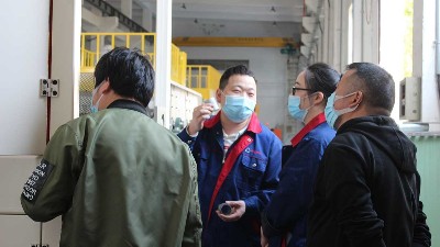 襯套客戶來(lái)訪涂膠機(jī)打樣，并參觀濕氏噴砂磷化線