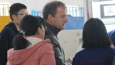 西班牙客戶慕名而來，參觀安捷倫自動滾膠機、滾噴機！