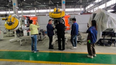 馬來西亞橡膠減震客戶到訪 參觀噴涂、縮徑、浸涂等設(shè)備
