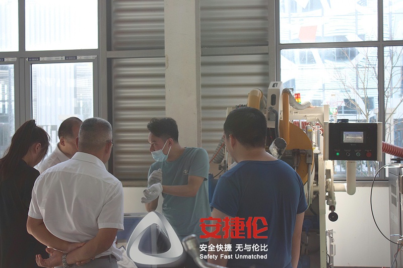 上?？蛻魠⒂^噴膠機(jī)、滾噴機(jī) (2)