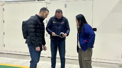 巴西橡膠減震客戶到訪 參觀滾膠機、滾涂機、縮徑機