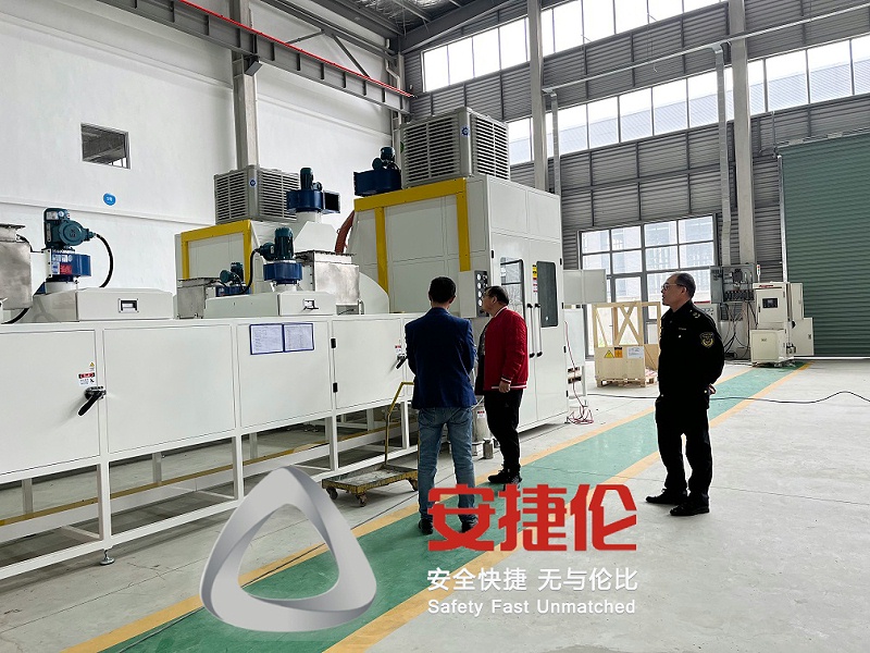 南通應(yīng)急管理局處長(zhǎng)、局長(zhǎng)到訪安捷倫南通工廠 (5)- - 副本