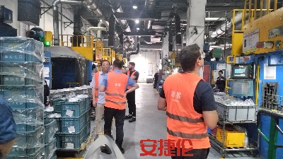 大連、巴西、臺(tái)灣客戶參觀安捷倫橡膠減震自動(dòng)噴膠機(jī)