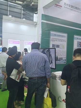 安捷倫-2019年中國(guó)國(guó)際橡膠技術(shù)展向客戶介紹滾噴機(jī)