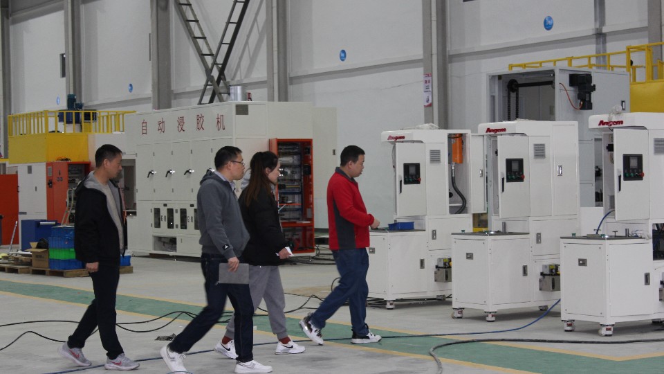 上海客戶(hù)到訪安捷倫江蘇南通工廠參觀自動(dòng)噴膠機(jī)