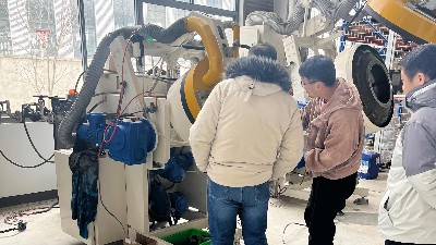 【滾噴機(jī)打樣】天津鐵路運(yùn)輸設(shè)備配件客戶(hù)到訪--自動(dòng)滾噴機(jī)打樣