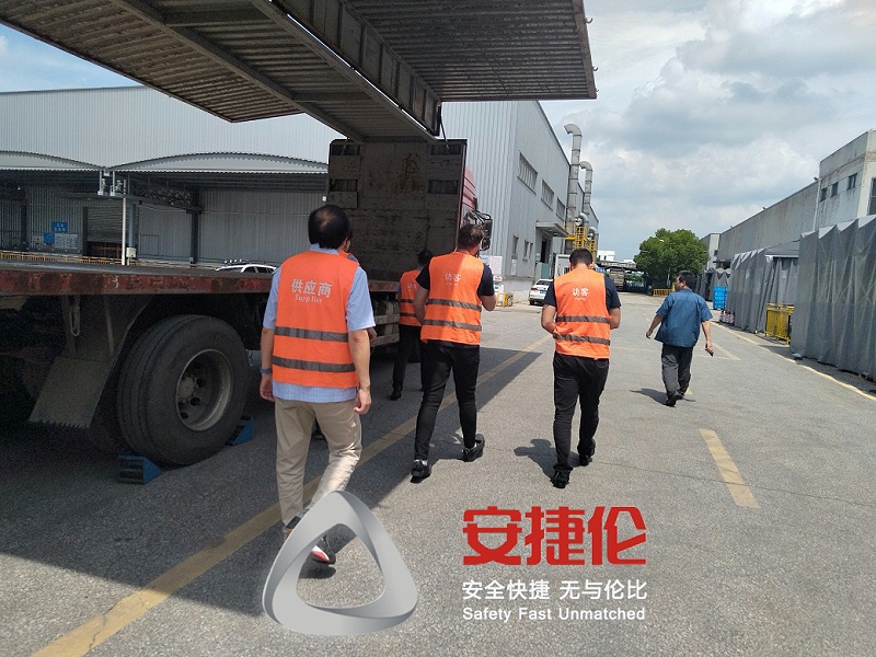 大連瑞進(jìn)國際貿(mào)易客戶設(shè)備驗收2