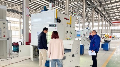 美國客戶驗收橡膠減震鏈式滾膠機 考察涂裝磷化廢氣處理設(shè)備