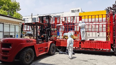 自動(dòng)噴膠機(jī)按時(shí)發(fā)貨，穿著防護(hù)服發(fā)貨的小伙伴們辛苦了！
