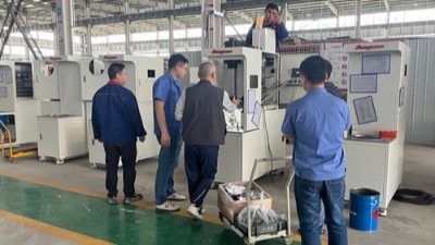 紹興汽車零部件客戶到訪，參觀減震器襯套縮徑機(jī)
