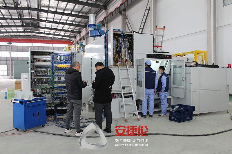 參觀自動滾膠機(jī)-東海橡塑3