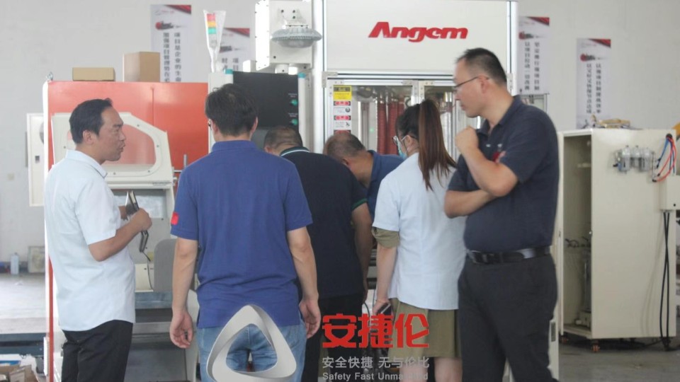 山東汽車配件客戶來訪，參觀蘇州安捷倫自動(dòng)噴涂設(shè)備