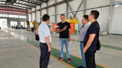 俄羅斯客戶到訪考察橡膠減震噴涂設(shè)備、縮徑機(jī)、磷化線