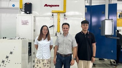 巴西橡膠減震客戶來訪考察噴膠機、浸膠機、涂膠機等設(shè)備